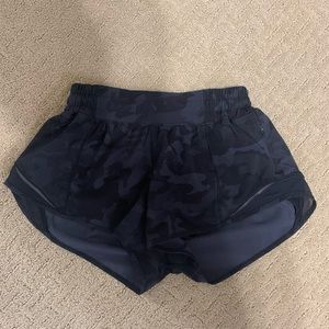 Lululemon Hotty Hot shorts 2.5”